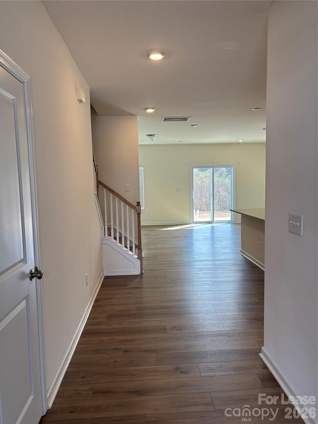 Foto del edificio - 5211 Maynard Hl Dr