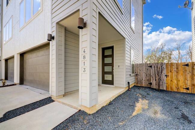 Building Photo - 4813 Martin Oaks Ln