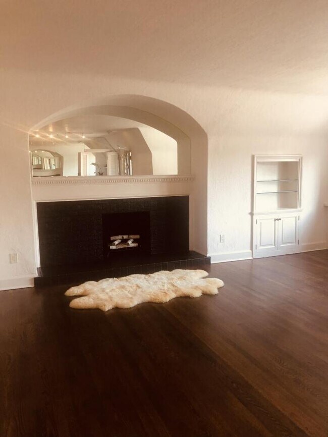 Building Photo - 2 bedroom in Seattle WA 98102