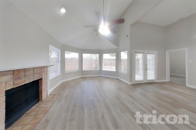 Foto del edificio - 16027 Hidden Acres Dr