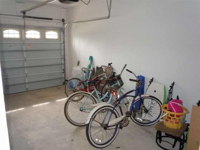 Building Photo - 2305 Makarios Dr