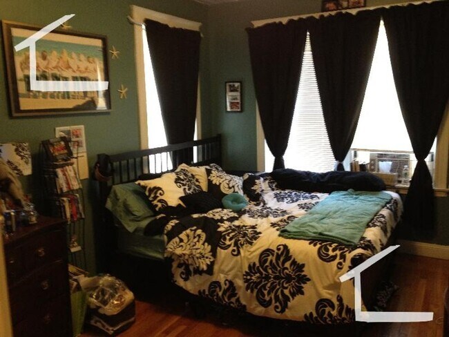 Foto del edificio - No Brokers Fee, Large Unit Steps from the T, Heat, Hot Water Included, Porch, Parking for Rent