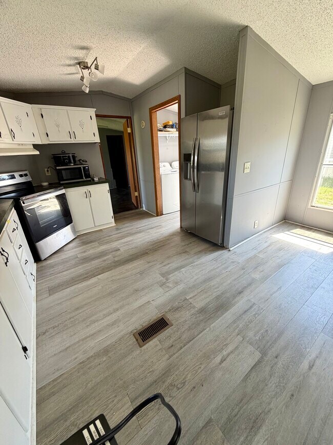 Foto del edificio - 310 Sunny Acres Rd