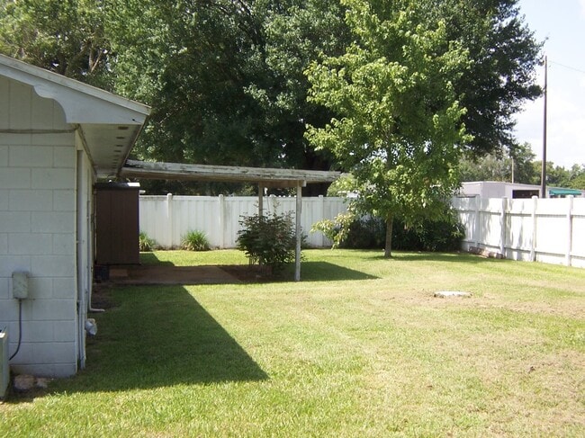Building Photo - 3 Bedroom Home Near Lake Shipp