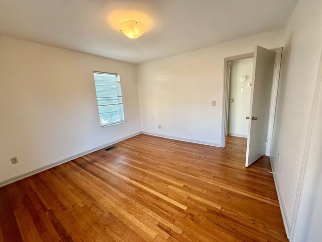 Foto del edificio - Charming 2-Bedroom Apartment in Decatur, A...