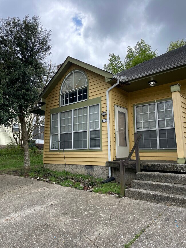 Building Photo - 1109 Waggoner Ct W