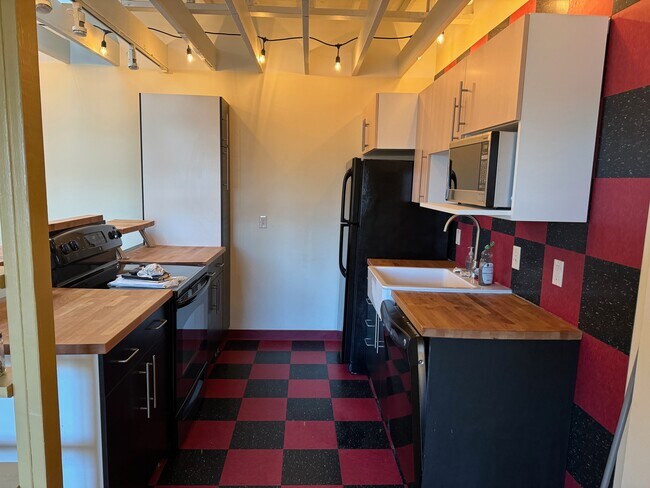 Butcherblock countertops and full kitchen - 2915 2nd Ave S