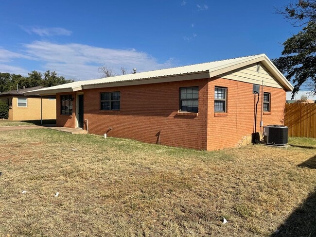 Building Photo - Cozy City Charm – 3-Bed, 1-Bath Home in Lamesa, TX