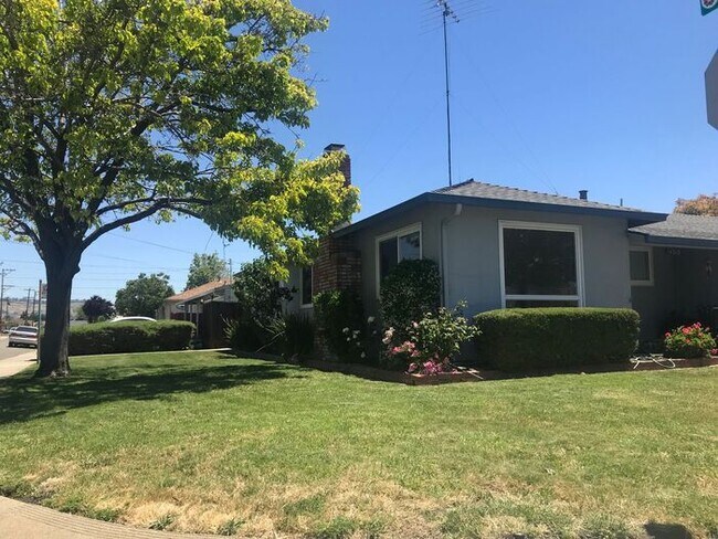 Building Photo - Don't miss this wonderful spacious home!