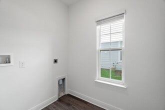 Building Photo - 212 Kara Lake Dr