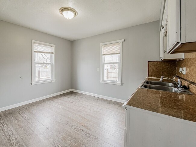Building Photo - Welcome to this charming 3-bedroom, 1-bath...