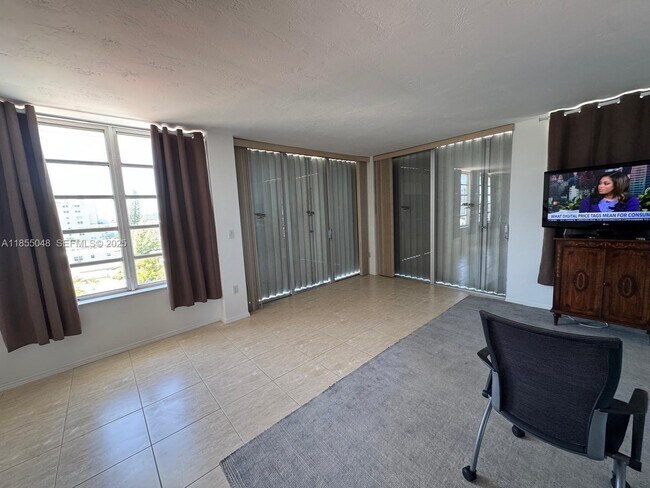 Foto del edificio - 7800 Carlyle Ave