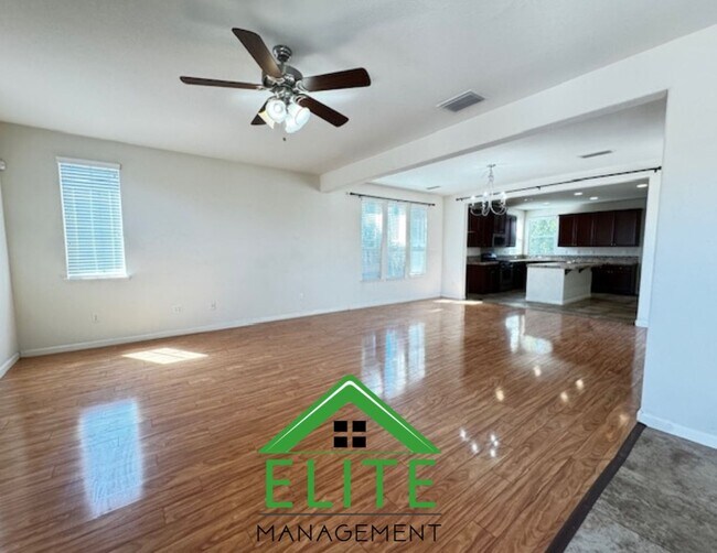 Foto del edificio - **SOLAR PANELS AND FORMER MODEL HOME!!**