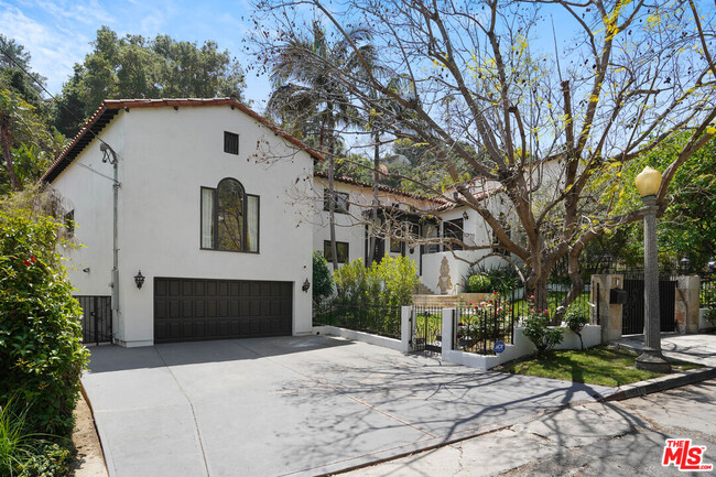 Building Photo - 5500 Red Oak Dr