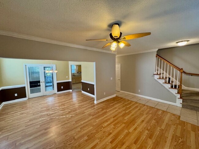Foto del edificio - Elegant 2-Story Townhome with Sunroom & Luxury ensuite!