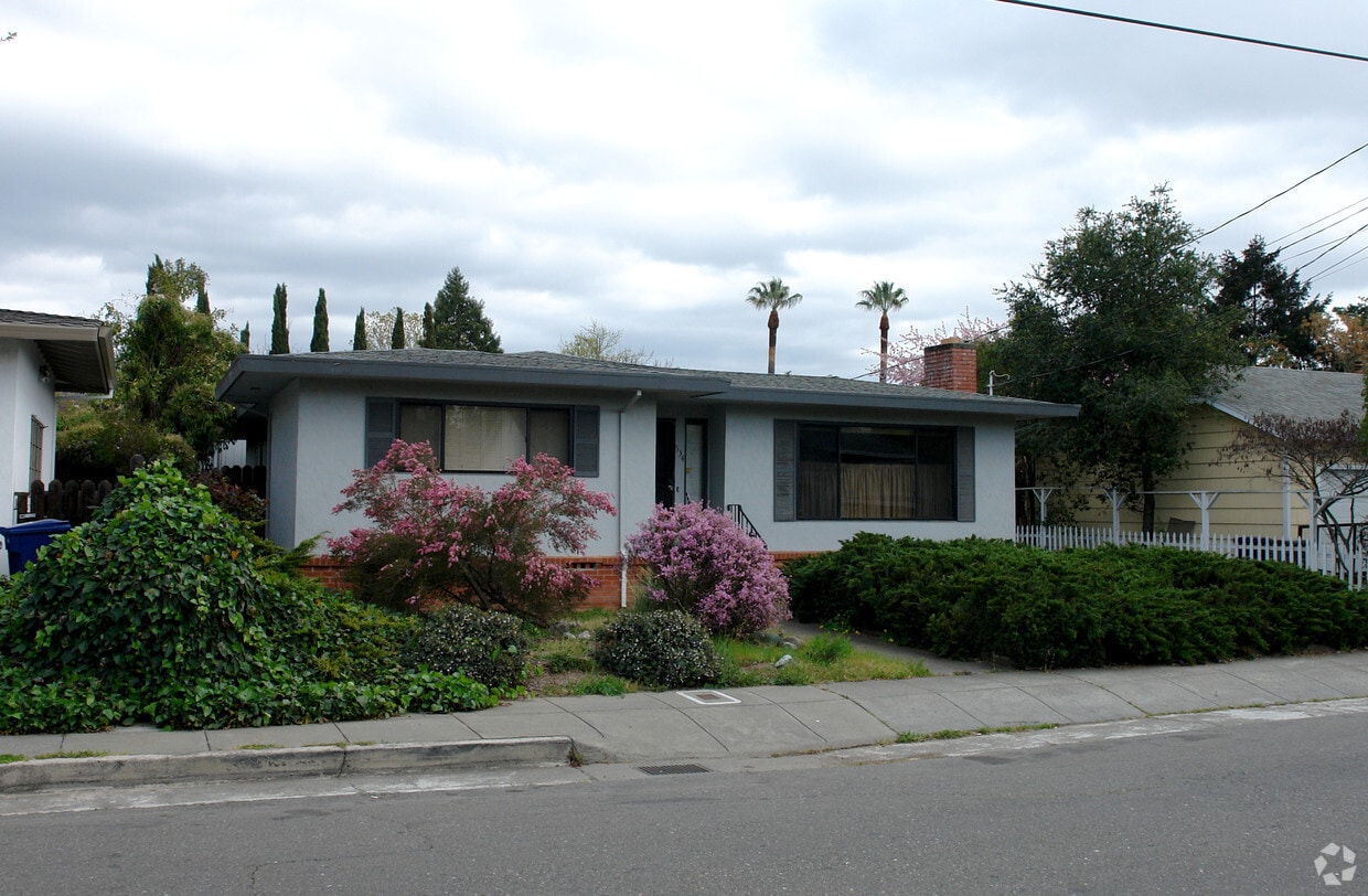 Building Photo - 534 Prince Ave