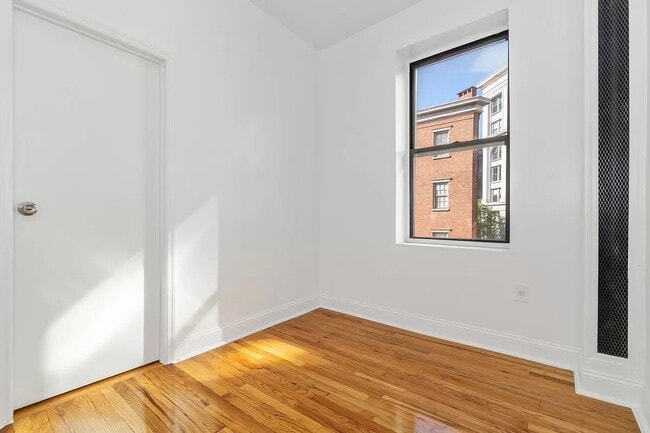 Building Photo - 160 Waverly Place