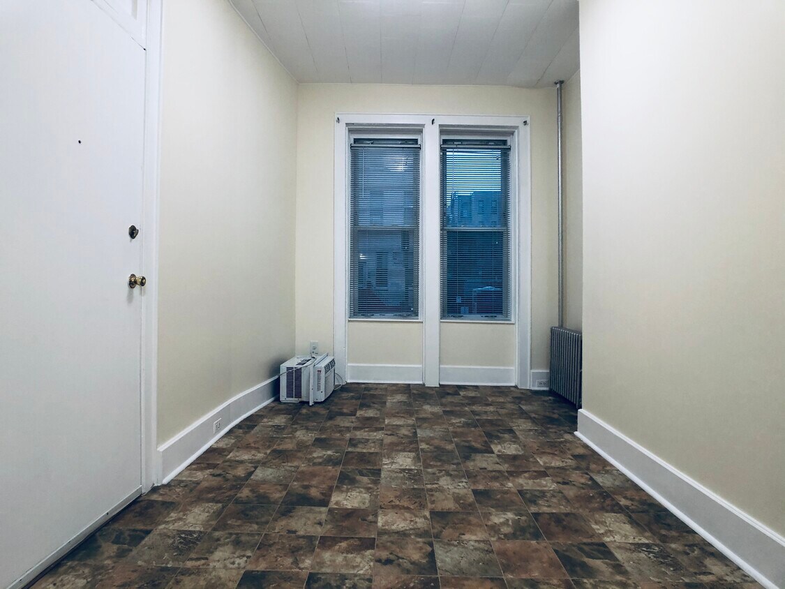 Primary Photo - 185 Huron St