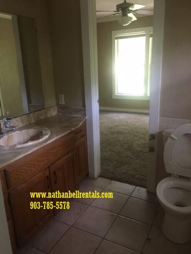 Building Photo - Single-Family Home: 3 bed, 2 bath