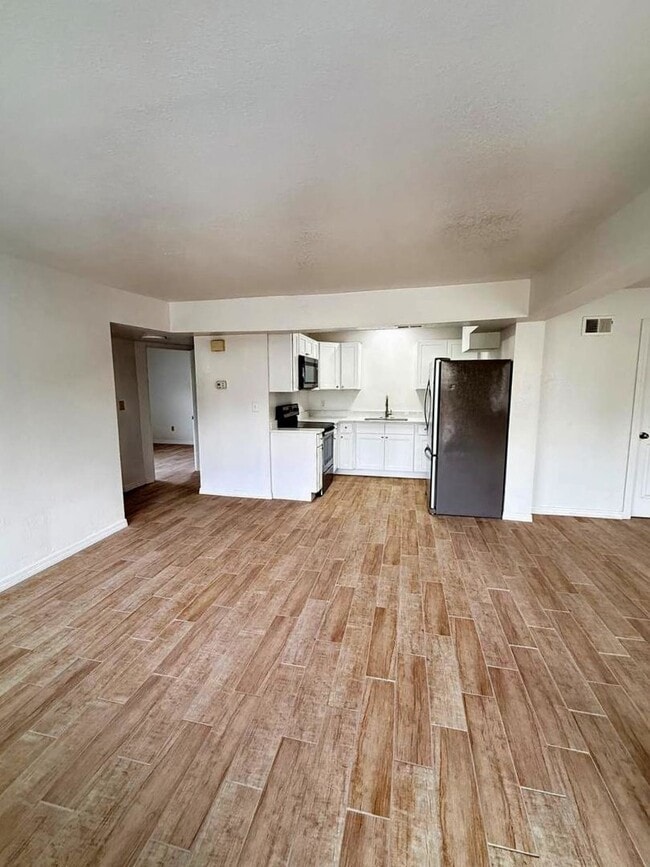 Building Photo - Easy Living Starts Here: 3BR Lakeland Rental