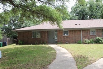 Building Photo - 2205 Canterbury Ct