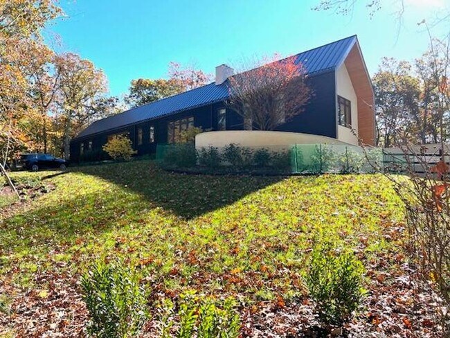 Foto del edificio - 9 Willow Pond Rd