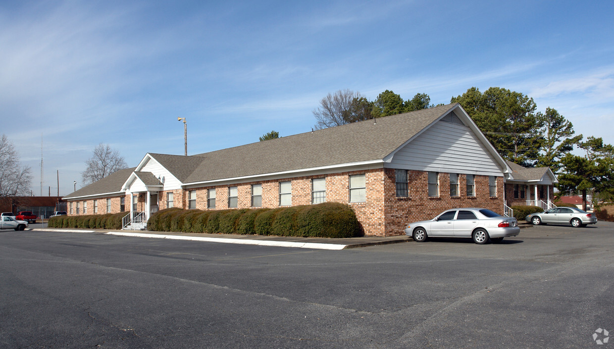 Building Photo - 1300 W Main St