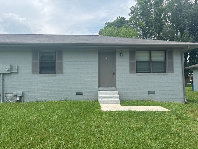 Building Photo - 1/2 OFF MOVE IN SPECIAL !! -  2 Bedroom Du...