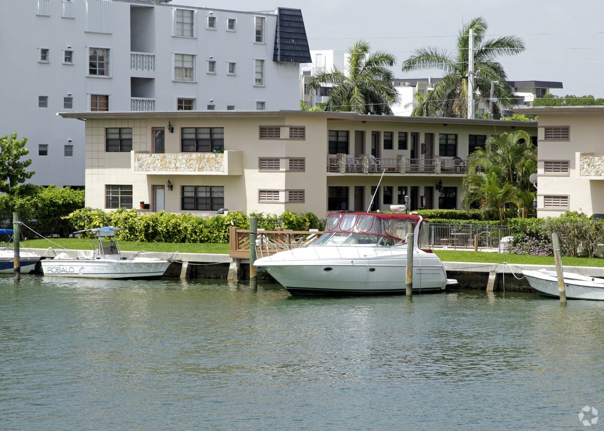 Primary Photo - 9521 E Bay Harbor Dr