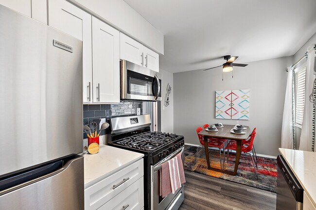 Foto del edificio - Cherry Hill Village Apartments - Dearborn Heights, MI