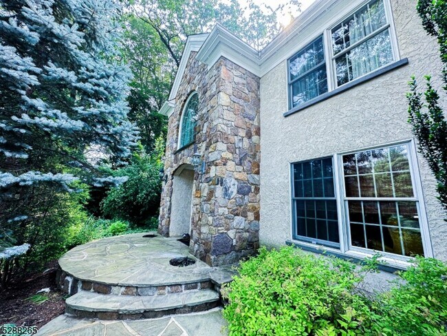 Building Photo - 18 Deer Run Cir
