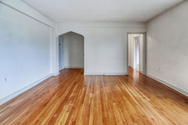 Building Photo - Spacious 1BR/1BA in Fabulous Cathedral Heights neighborhood!