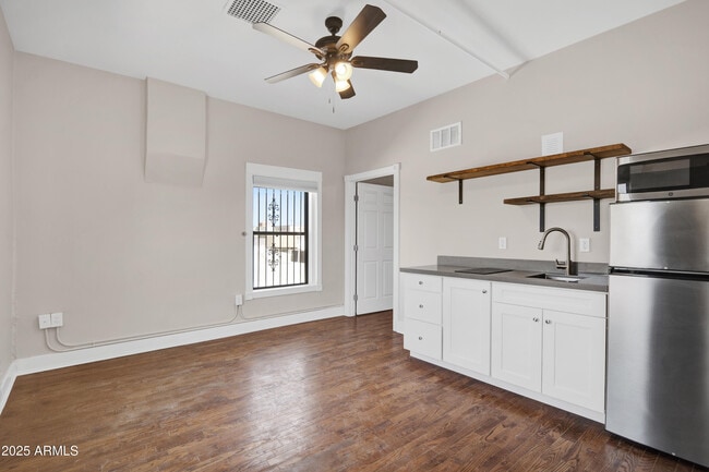 Building Photo - 5753 W Glendale Ave