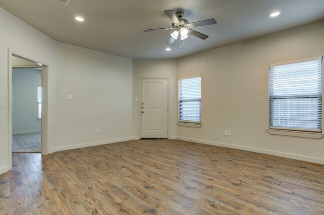 Building Photo - FIRST MONTH RENT FREE! Beautiful New Townh...