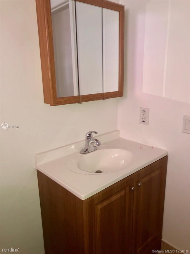 Building Photo - 2 br, 1 bath Duplex - 81 E 17th St # 81