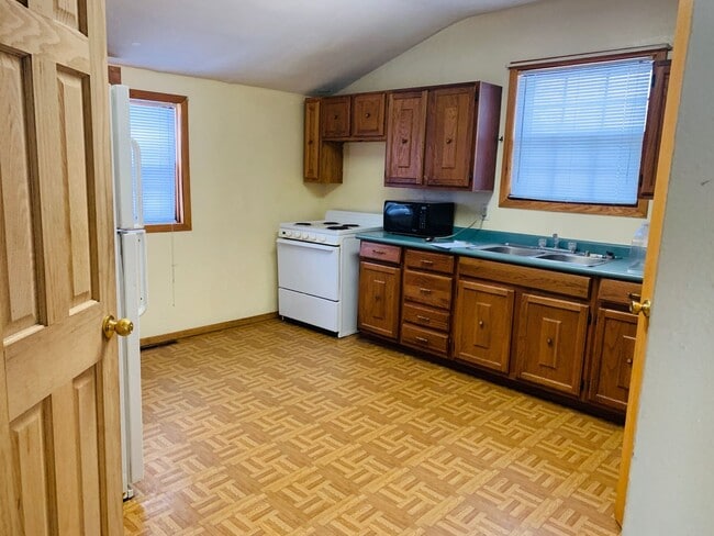 Building Photo - 801 E 6th- 4 bedroom house