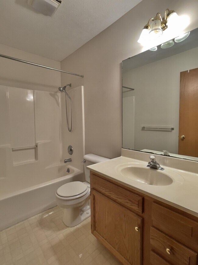 Foto del edificio - 5221 Deerwood Lake