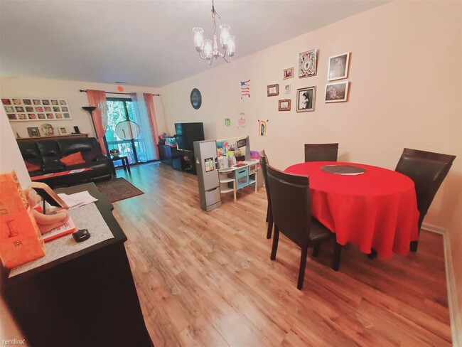 Building Photo - 2 br, 1.5 bath Townhome - 115 Fillow St Apt 4