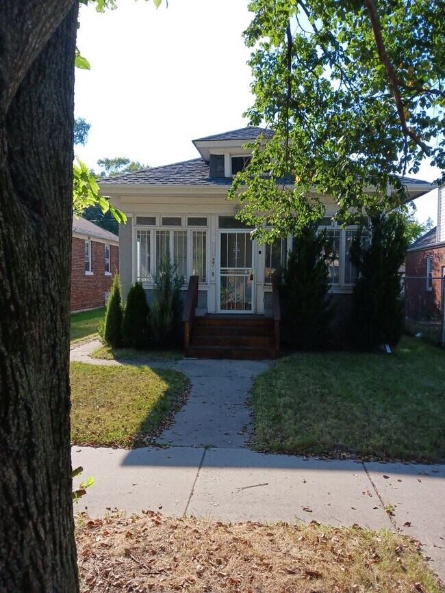 Foto del edificio - 2 Bedroom Home in West Glen Park