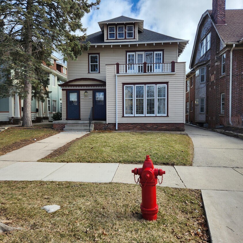 4040 N Downer Ave Unit upper, Shorewood, WI 53211 Apartments in