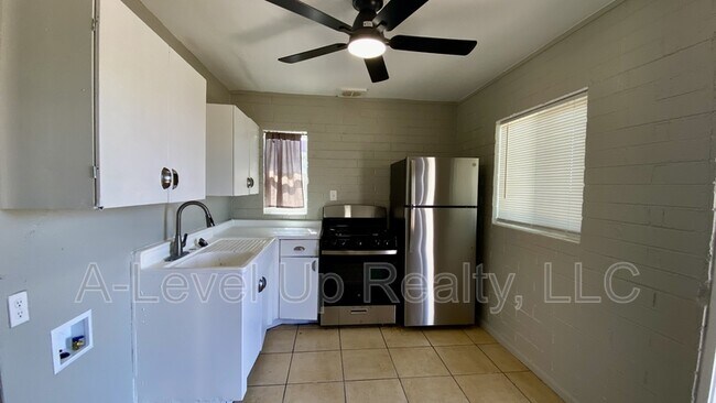 Foto del edificio - 3041 E Proctor Vista