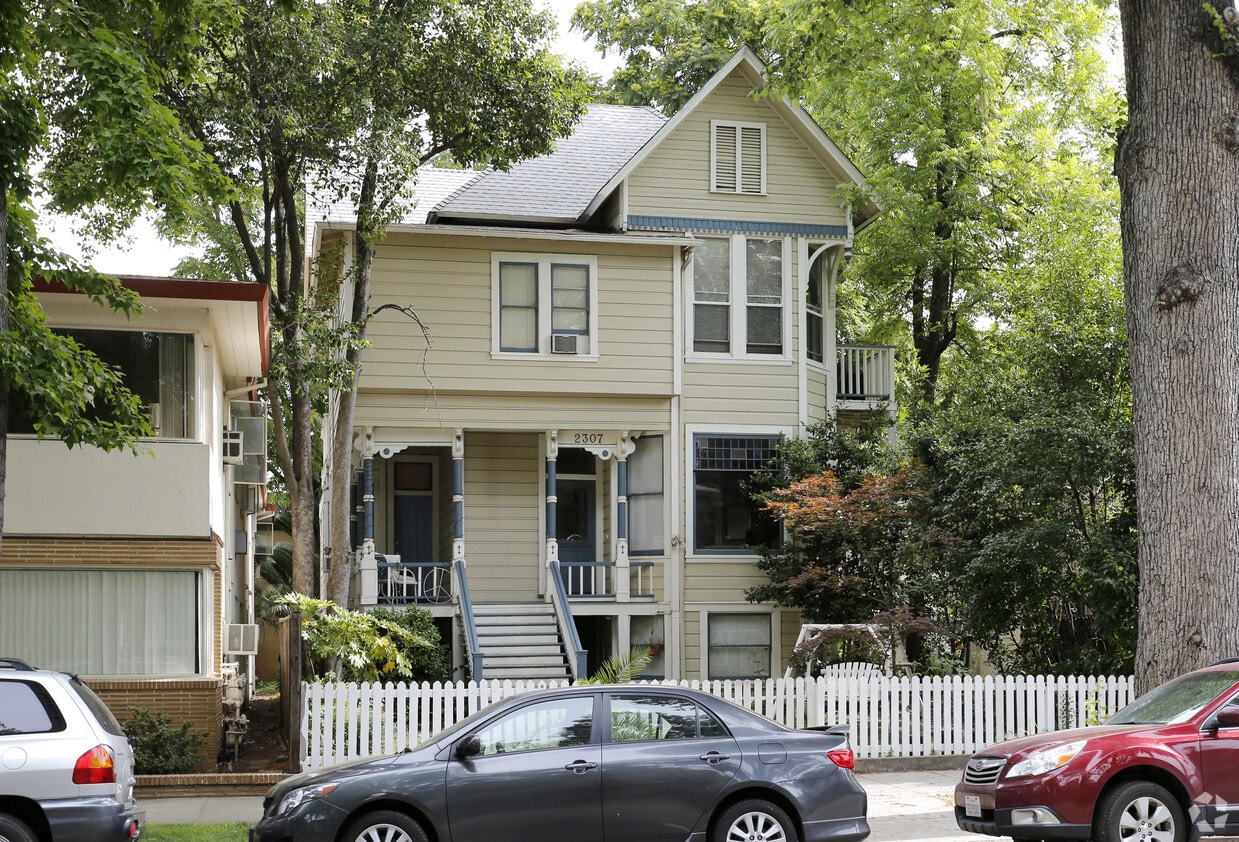 Building Photo - 2307 H St