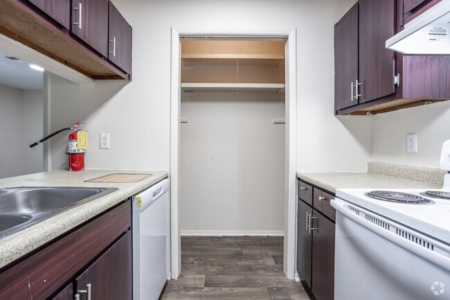 2BR, 2BA - 985SF - Kitchen - Lake Vista