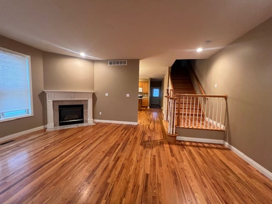 Primary Photo - Beautiful 3 Bedroom Townhouse in South Col...