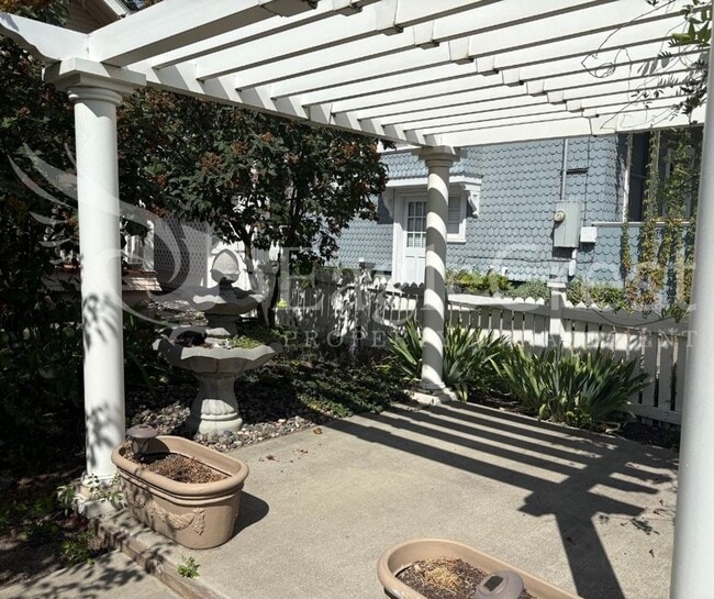 Building Photo - Three Bedroom, Two Bathroom House Near Sha...