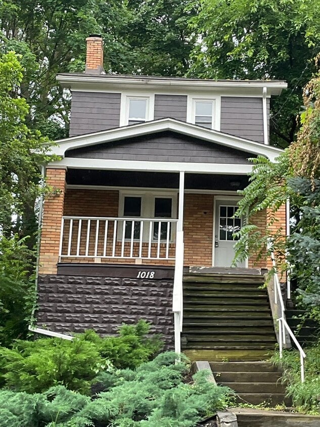 Primary Photo - Charming, Character-Filled 2 Bedroom in Br...