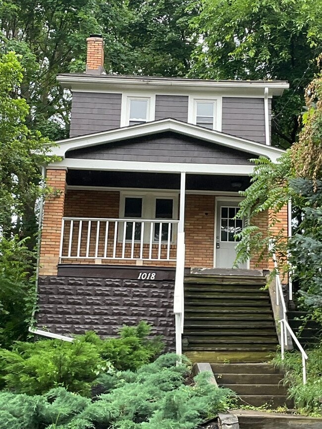 Charming, Character-Filled 2 Bedroom in Br... - Charming, Character-Filled 2 Bedroom in Br... House