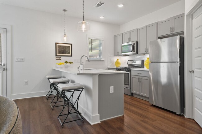 Building Photo - 2 Bedroom House with Garage and Fenced Backyard!