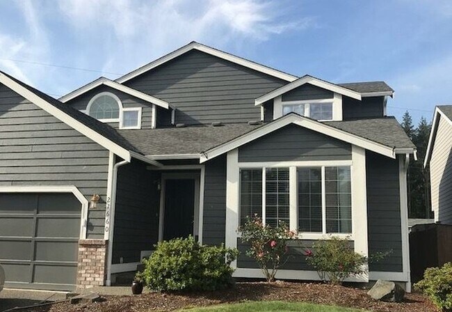 Building Photo - 3 bedroom 2.5 bathroom home with Large bac...