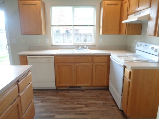 Building Photo - Desirable Pet Friendly Three Bedroom Home!